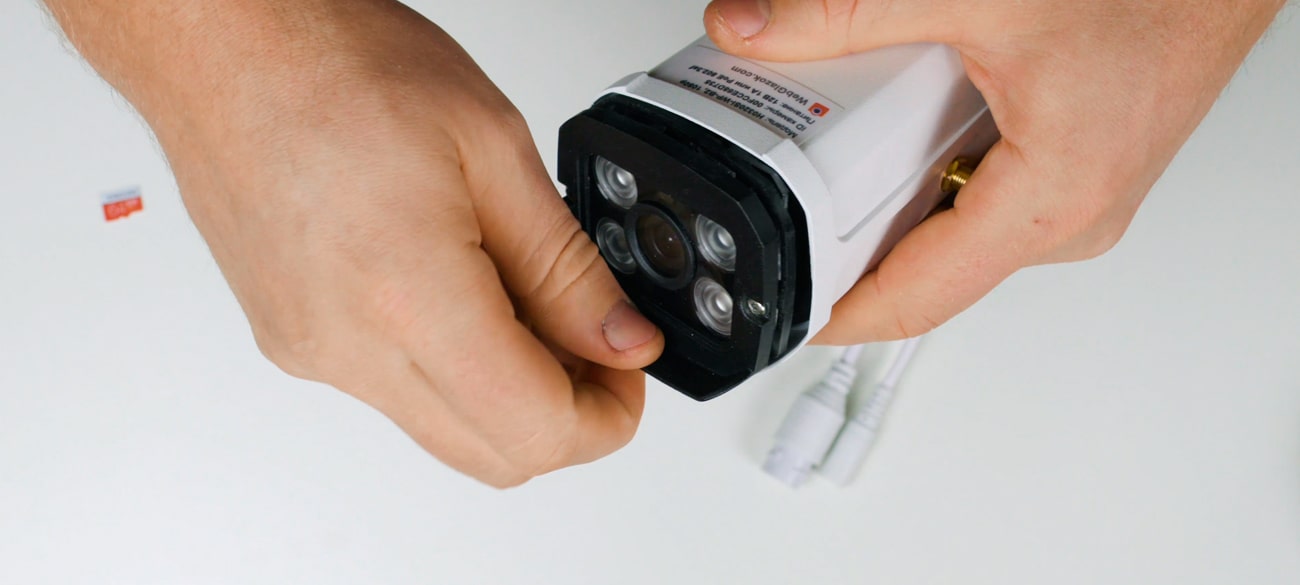 Потяните за козырёк и выньте плату камеры