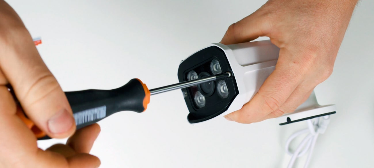 С помощью крестообразной отвертки открутите два винта