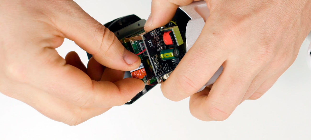 Вставьте карту microSD до щелчка