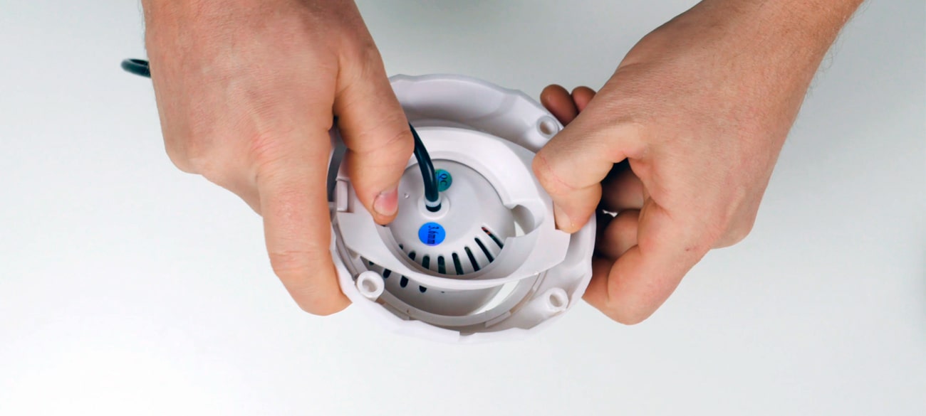 Аккуратно отогните защелки заднего крепления в стороны и выньте корпус камеры