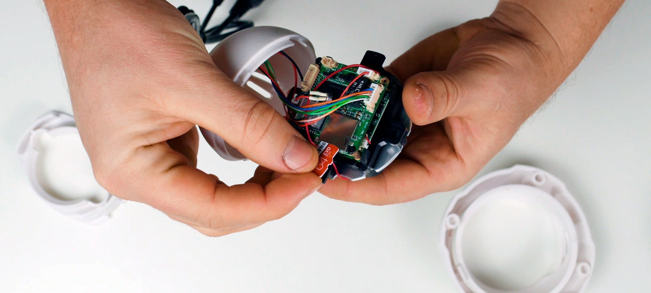 Вставьте карту microSD до щелчка