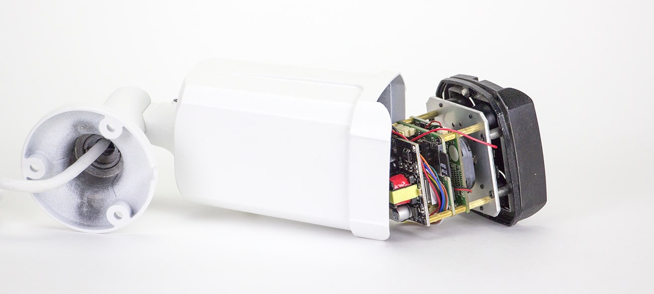 Камера в разобранном виде, установка карты памяти.