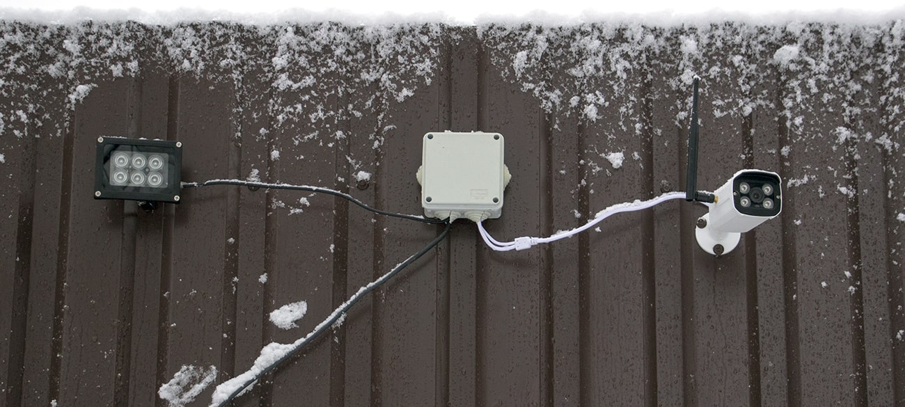 Пример установки ИК-прожектора и камеры видеонаблюдения