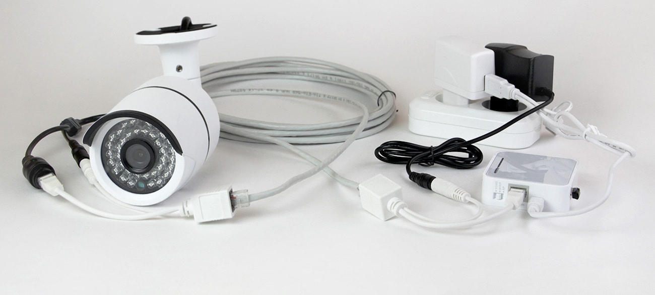 Сетевой кабель, подключенный к пассивному PoE-адаптеру